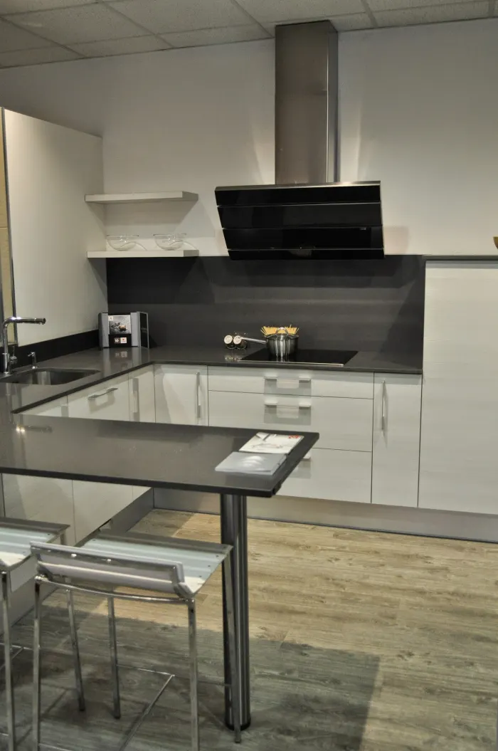 Cocina con barra para comer y campana de acero
