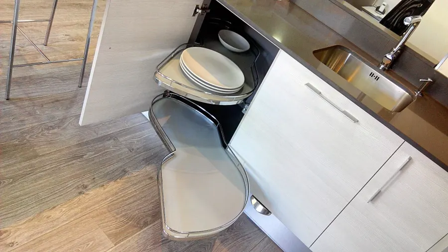 Mueble de cocina abierto con bandejas extraíbles de rincón