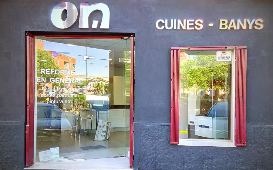 Fachada de la tienda ON Cuines Banys, con el rótulo de la empresa y el escaparate